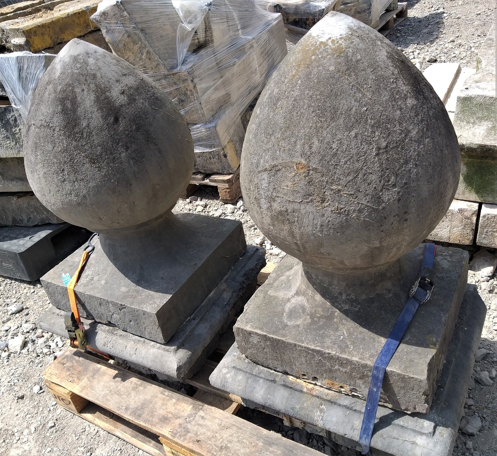 A pair beautiful 'Pilasters' in Pierres Bleue