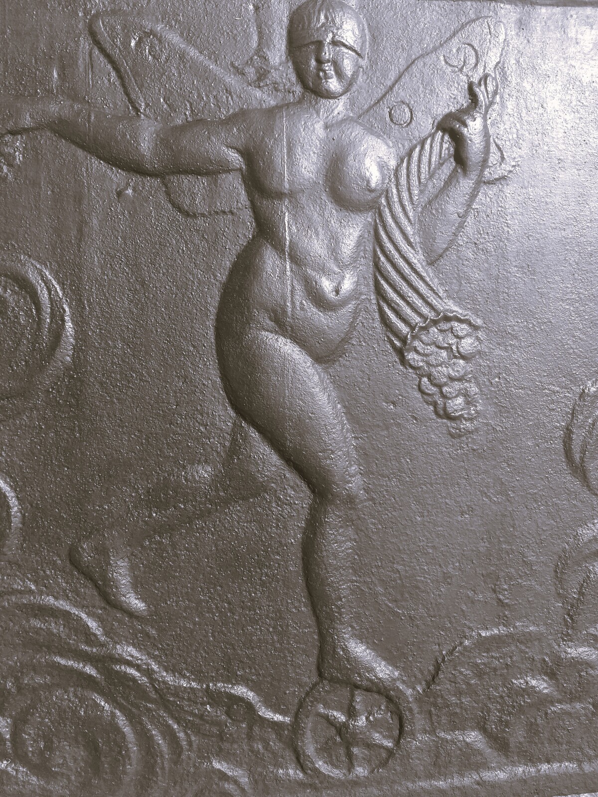 Fireback in cast iron, depicting Nike in Art Déco style