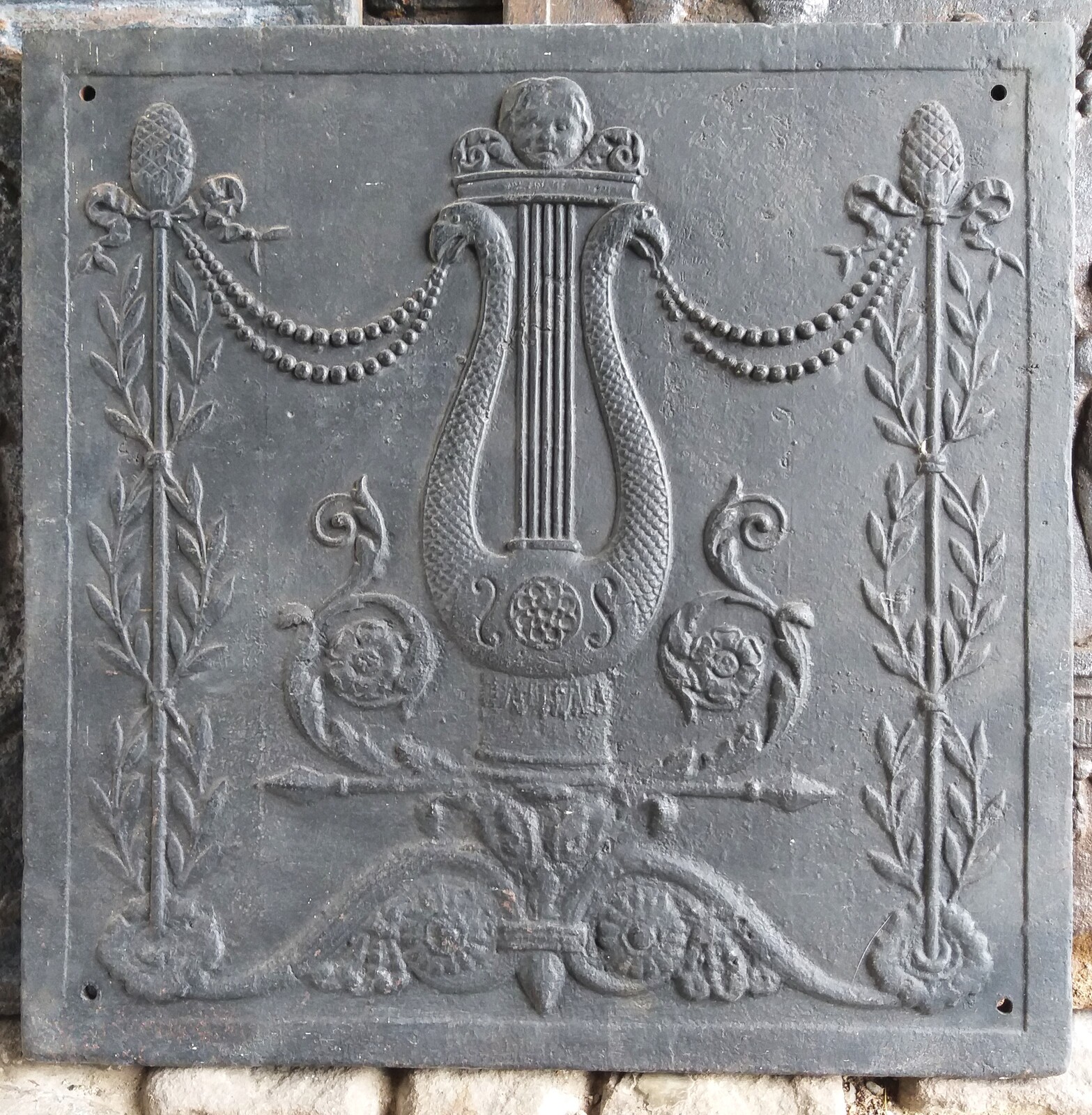 Fireback in cast iron Empire
