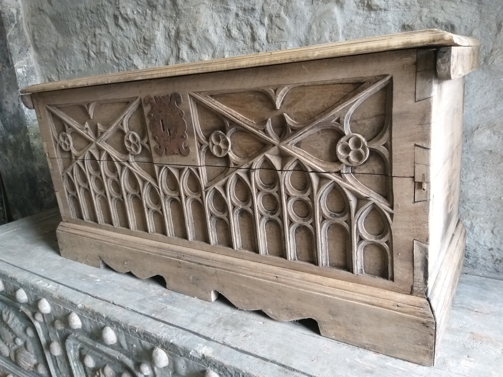 Gothic-style trunc-coffre