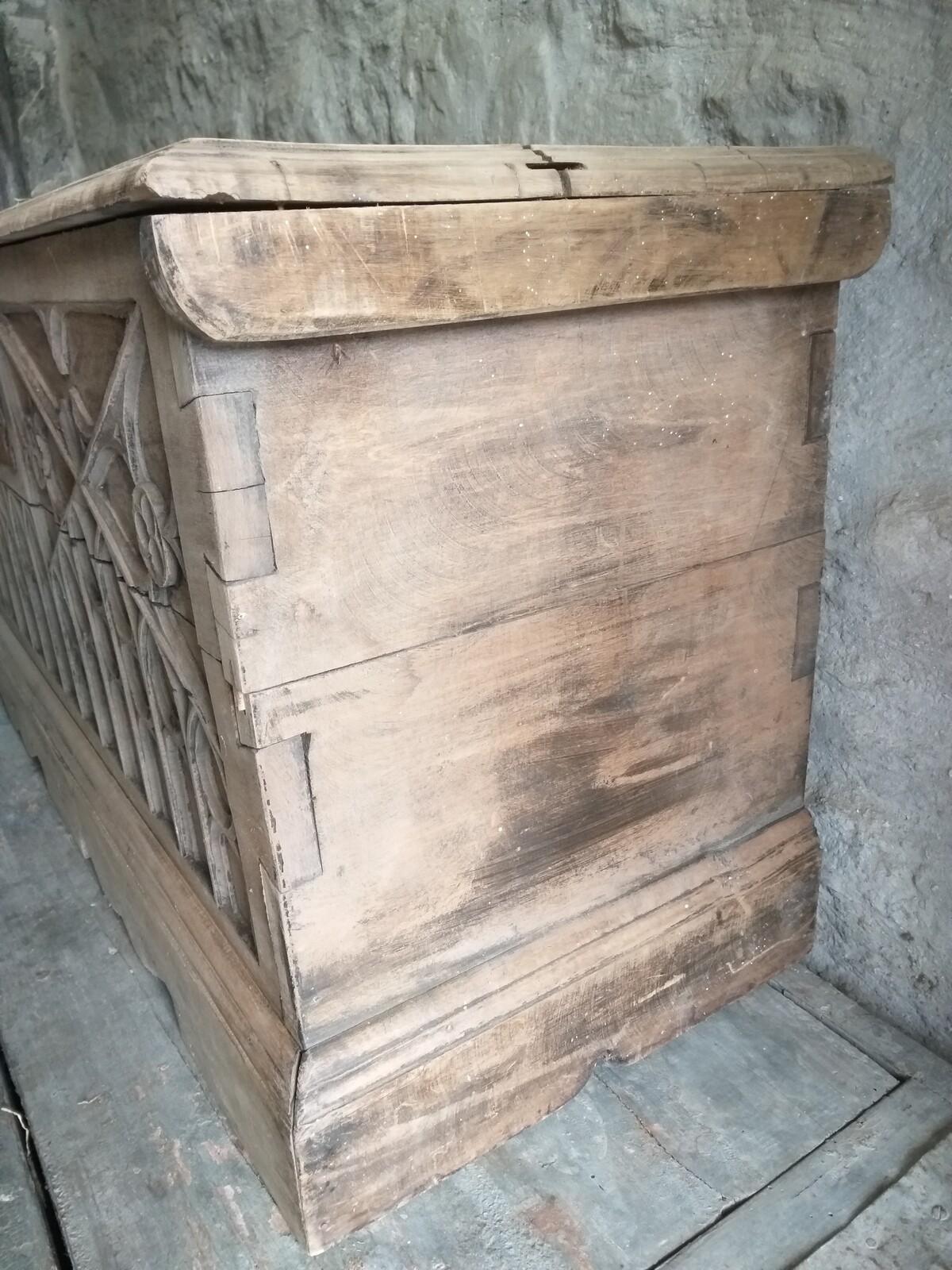 Gothic-style trunc-coffre