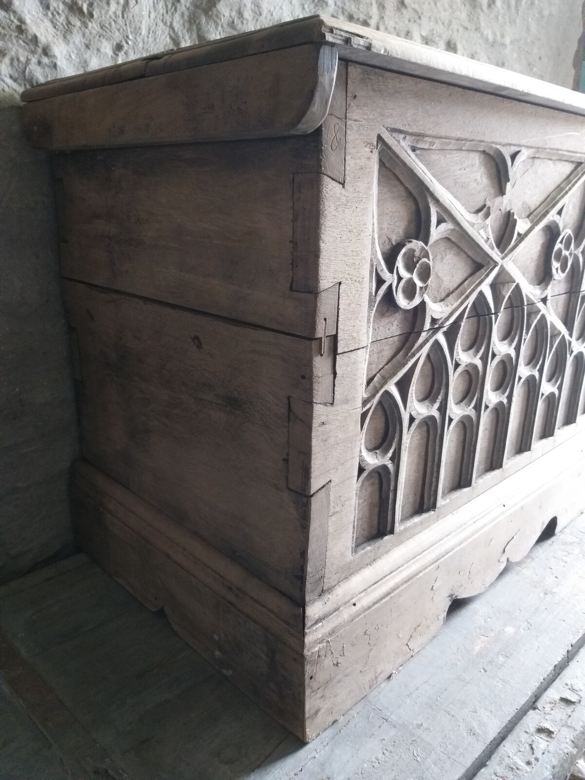 Gothic-style trunc-coffre
