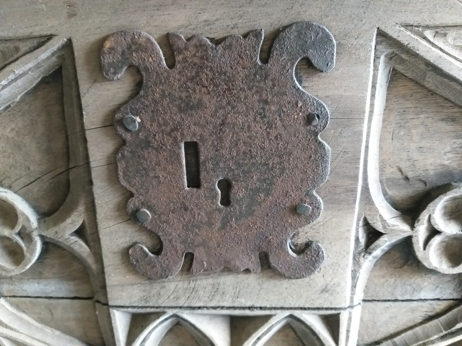 Gothic-style trunc-coffre