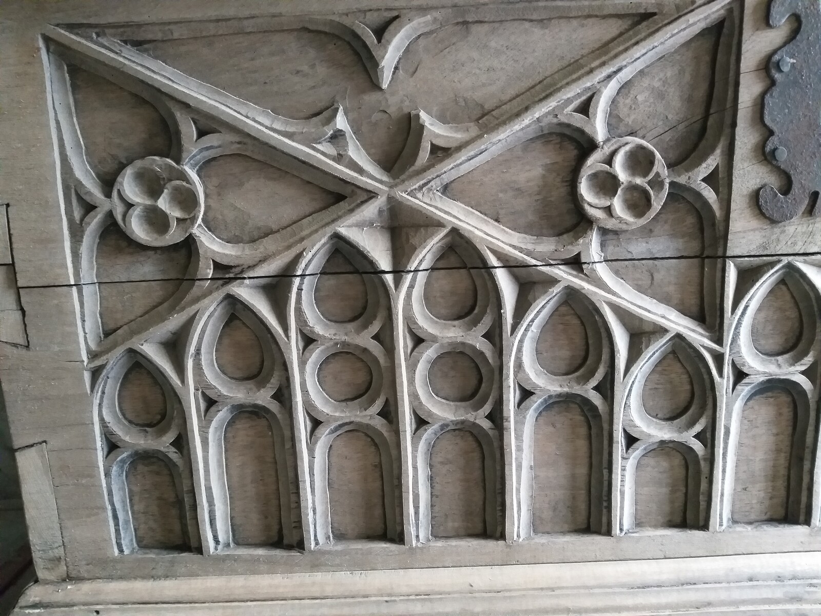 Gothic-style trunc-coffre