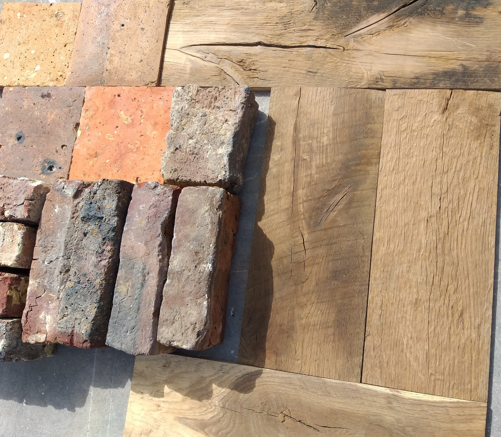 Old floor- and old Walltiles, planks in oak. Old bricks.
