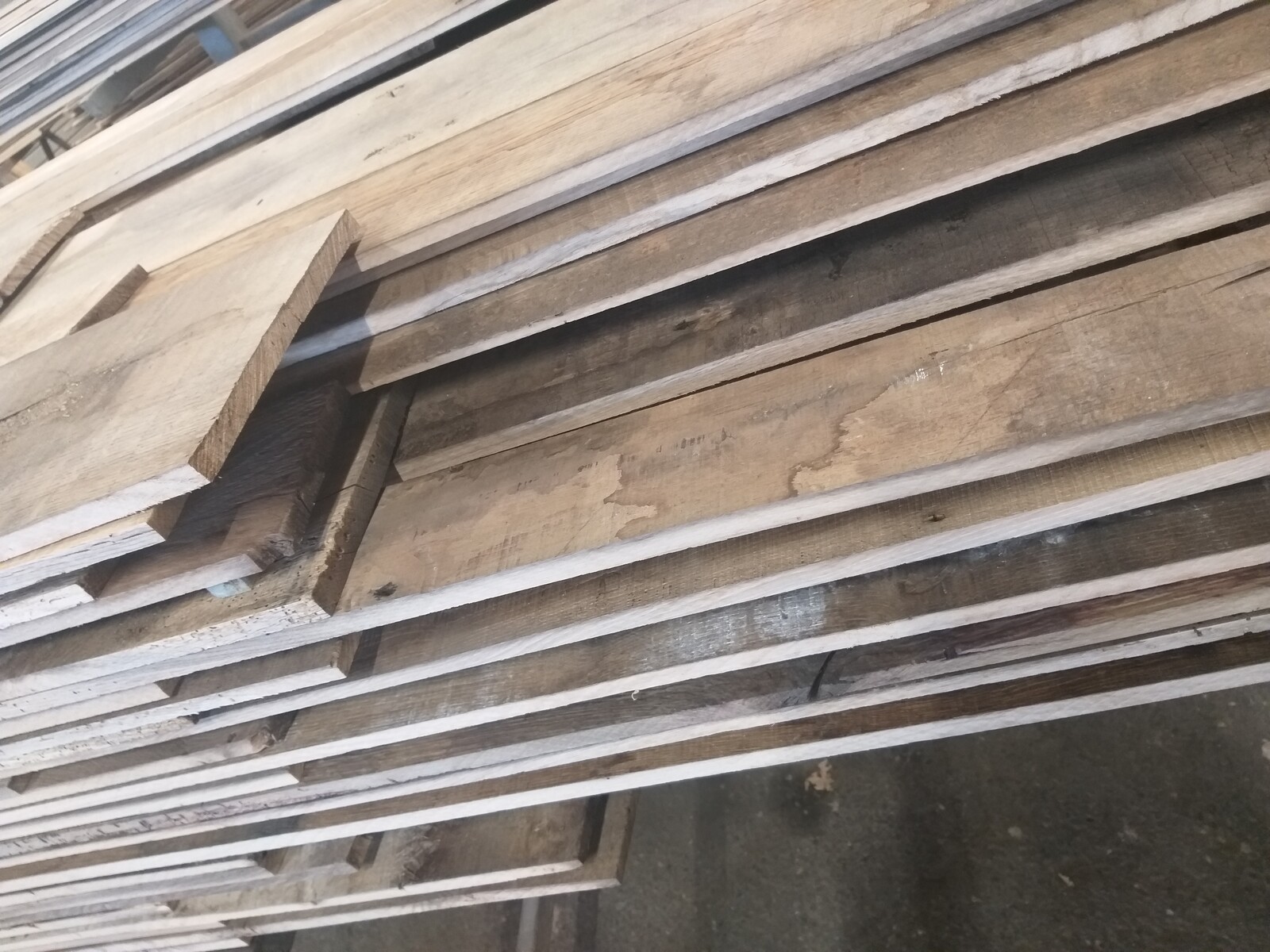 Old floor- and old Walltiles, planks in oak. Old bricks.