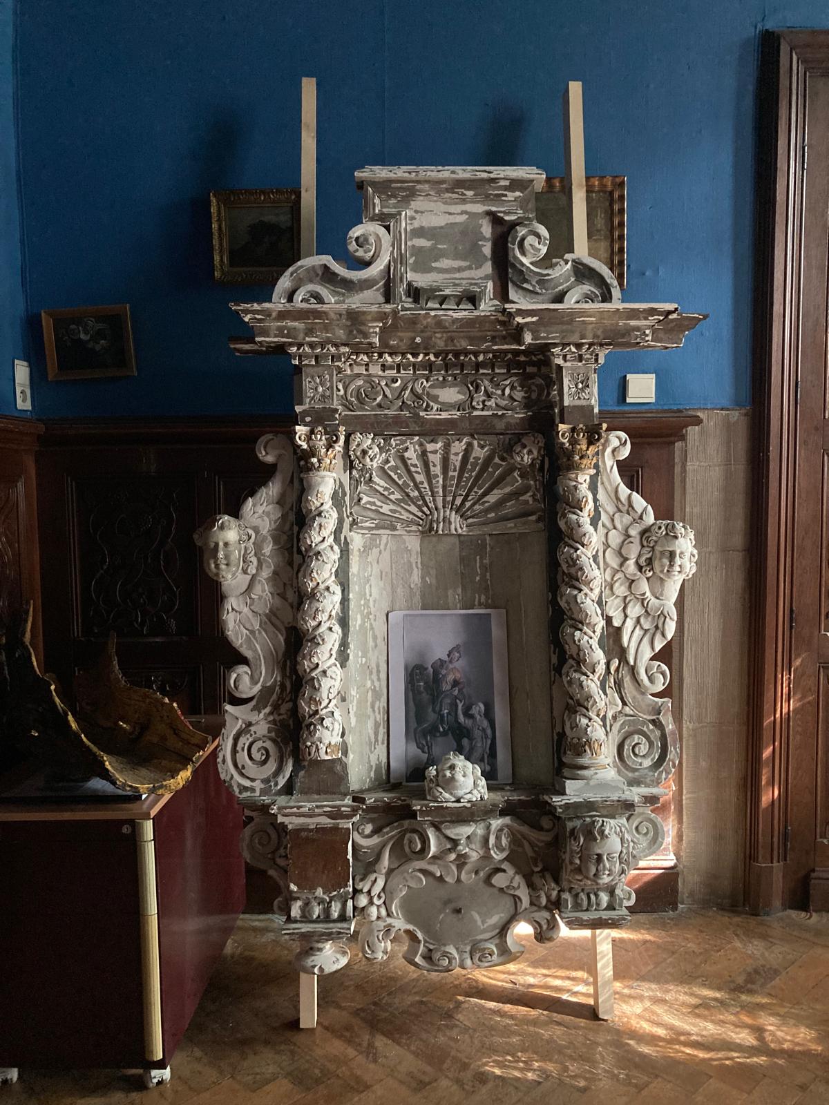 Two beautiful niches époque Baroque.