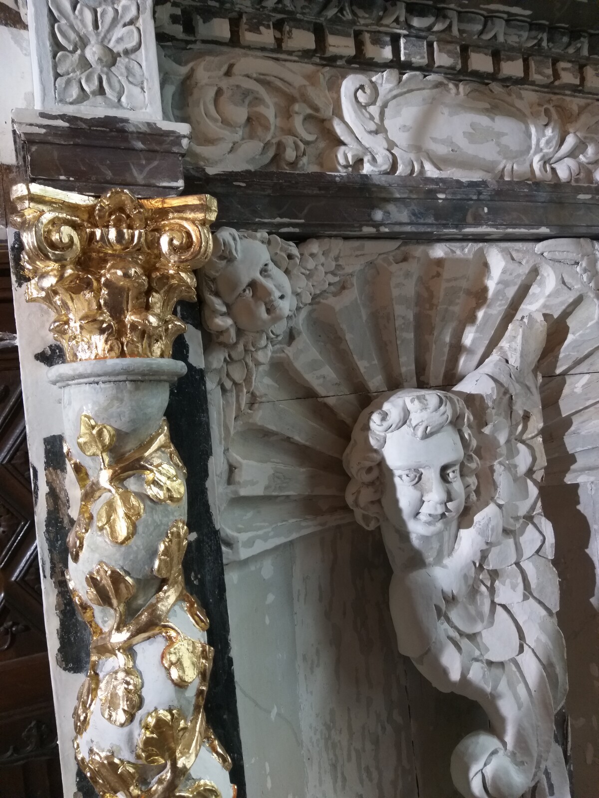 Two beautiful niches époque Baroque.