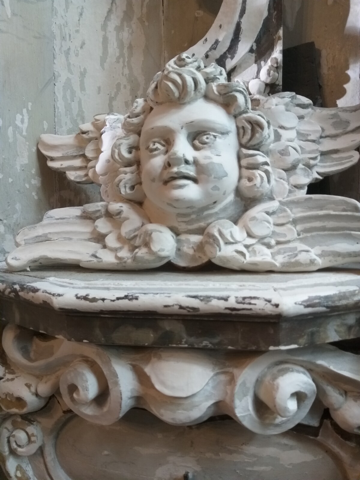 Two beautiful niches époque Baroque.