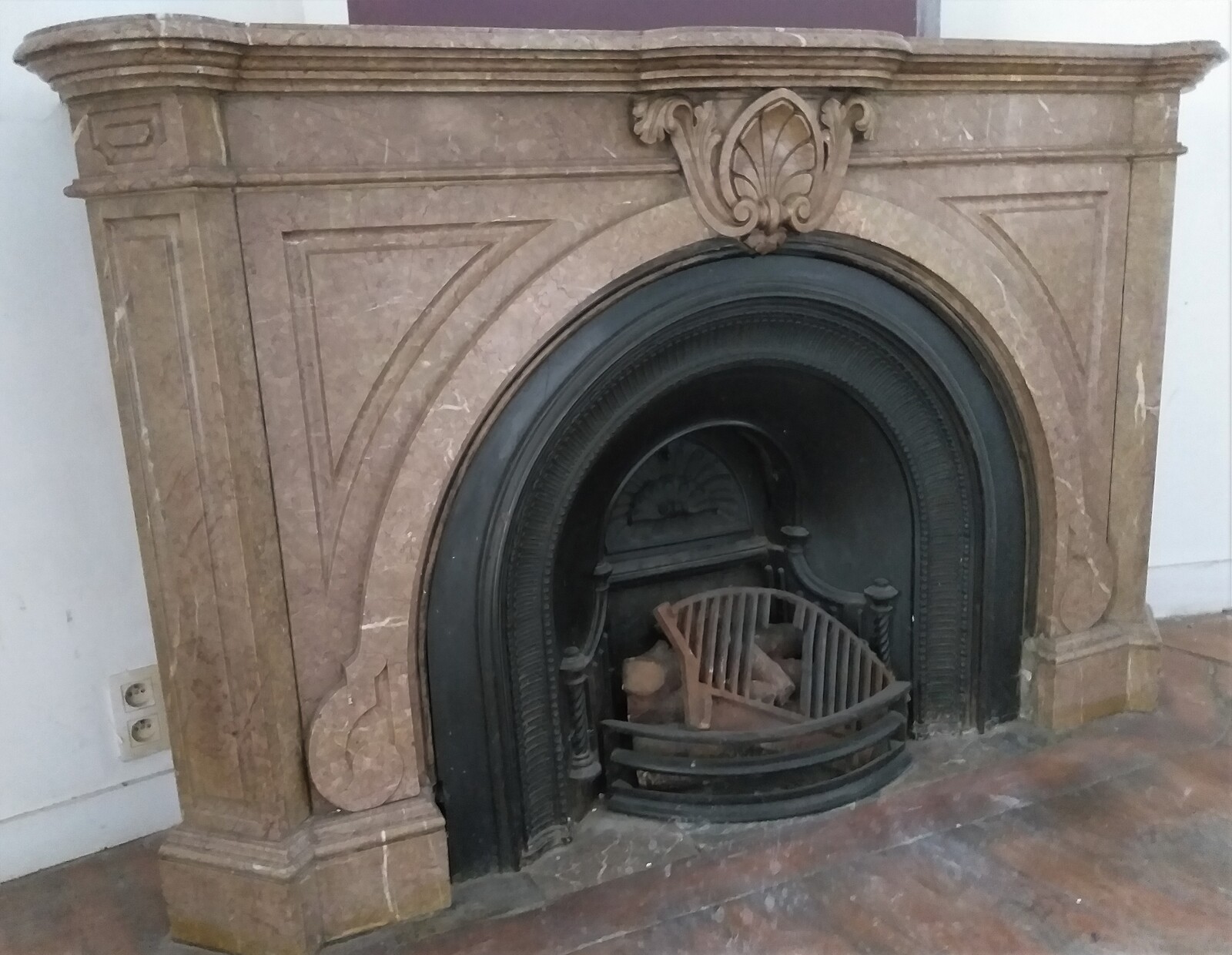 Victorian style fireplace in Napoléon Grande Mélange marble